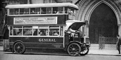 Hukuk Mahkemelerinin önünde duran çift katlı bir otobüs, Londra, 1926-1927 by Unbekannt