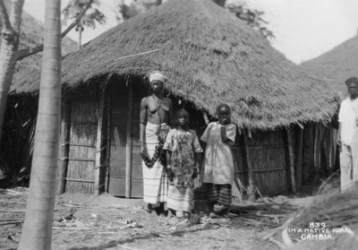 Evlerinin önünde bir aile, Gambiya, 20. yüzyıl by Unbekannt