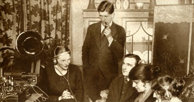 1923, 1935 genel seçimlerinin sonuçlarını dinleyen bir aile. by Unbekannt