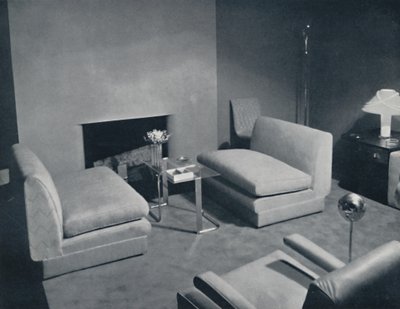 Russel Wright tarafından tasarlanan bir oturma odasında şömine başı grubu, 1935 by Unbekannt