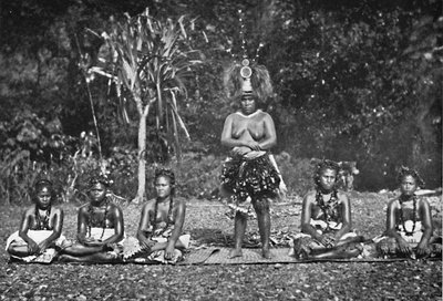 Tam kostümlü bir grup Samoalı dans eden kadın, 1902 by Unbekannt