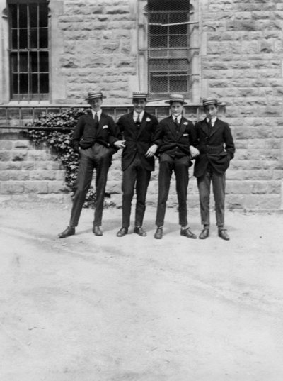 Bir grup okul çocuğu veya öğrenci, c1900s-c1930s by Unbekannt