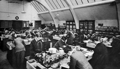 Londra politeknikte bir laboratuvar, 1926-1927 by Unbekannt