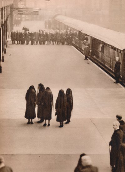 Kraliyet yas tutan yalnız bir grup: Prenses Kraliyet ile Kraliçe Mary, 1936. by Unbekannt