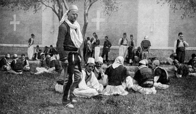 Mirdite dağcıları ve kasaba akrabalarının bir Üsküdar katedralinin dışında buluşması, Türkiye, 1922 by Unbekannt