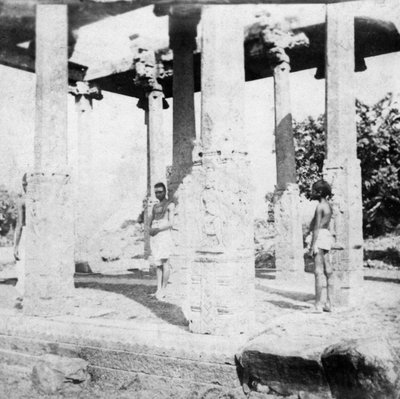 Madras yakınlarındaki yıkık bir tapınak, Hindistan, 1874 by Unbekannt