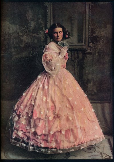 Üstü beyaz çiçekli tülden yapılmış, pembe ipekten üç farbalalı balo elbisesi, 1850-60, c1913 by Unbekannt
