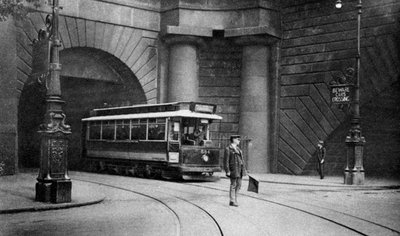 Kingsway, Aldwych ve Somerset House, Londra, 1926-1927 altından geçen bir tramvay by Unbekannt