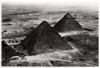 Giza Piramitlerinin havadan görünümü, Mısır, bir Zeplin