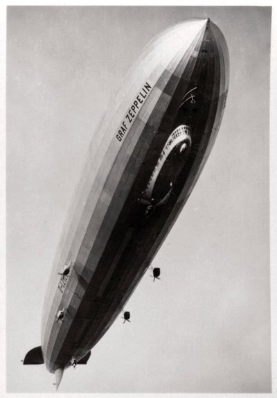 Hava gemisi LZ127 Graf Zeppelin, aşağıdan bakıldığında, 1933 by Unbekannt