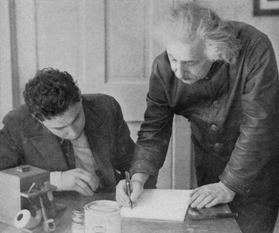 Albert Einstein, Alman-İsviçreli-Amerikalı matematikçi ve fizikçi, bir öğrencisiyle by Unbekannt