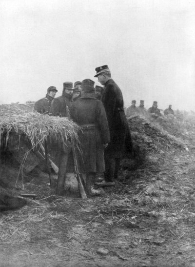 Belçikalıların üçüncü Kralı Albert I, Avecapelle siperlerini ziyaret ederken, Belçika, 1915 by Unbekannt