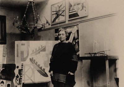 Alexandra Exter, Paris stüdyosunda. by Unbekannt