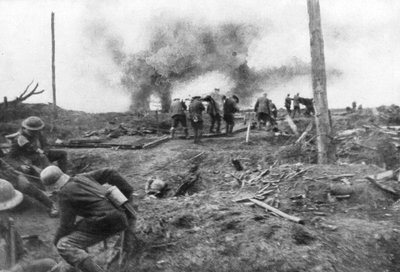 Müttefik birlikler ve Alman mahkumlar, Ypres, Belçika yakınlarındaki Menin Yolu