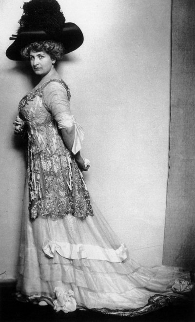 Alma Mahler, Avusturyalı sosyetik ve besteci, c1908 by Unbekannt