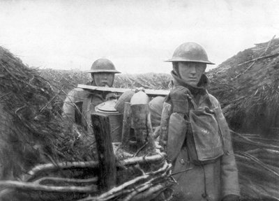 Cephedeki Amerikan birlikleri, 1917-1918 yoldaşlarına çorba dağıtırken by Unbekannt