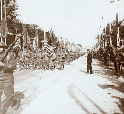 Zafer geçit töreninde yürüyen Amerikan birlikleri, Paris, Fransa, c1918-c1919 by Unbekannt