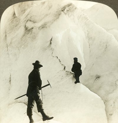 Dağların ve buz uçurumlarının arasında - Brigsdal buzulunun muazzam yarıkları, - Norveç, c1905. by Unbekannt