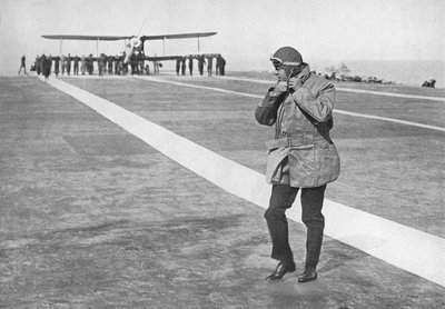 Tarihi Bir Durum: Kral Edward uçan miğferini çıkarırken, 1936 by Unbekannt