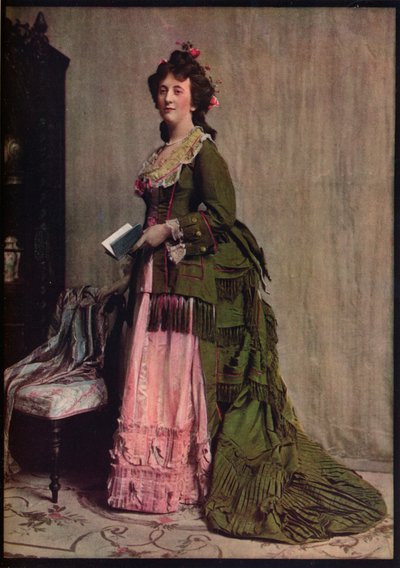 Yeşil ve pembe ipekten bir ikindi elbisesi. 1868 ve 1878 arasındaki modlar için çok tipik, c1913 by Unbekannt