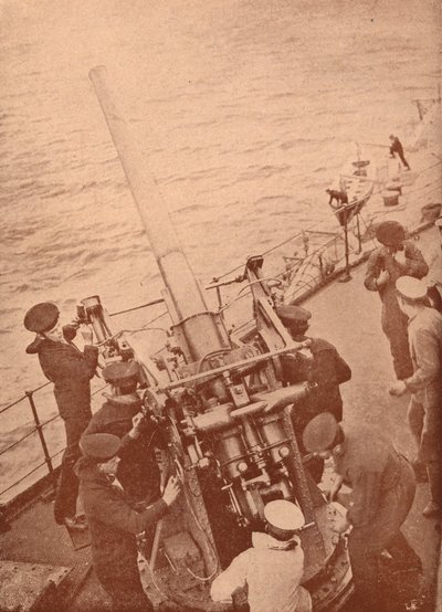 Bir İngiliz savaş gemisinde hareket halindeki bir uçaksavar silahı, c1917 1919 by Unbekannt