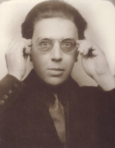 Andre Breton gözlüklü by Unbekannt