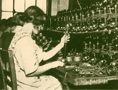 Abonelere Dağıtıma Hazır Yeni Otomatik Telefonların Montajı, c1930. by Unbekannt