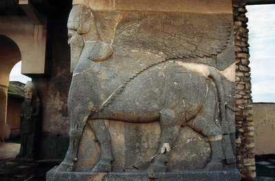 Asur sanatı: kanatlı boğa, Saray girişinin koruyucusu, heykel. by Unbekannt