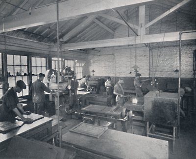 Dökümhanede İş Başında. Sayfaların Balmumu Kalıplarının Yapılması, 1917 by Unbekannt