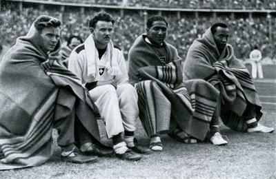 Sporcular Frank Wykoff, Paul Hanni, Ralph Metcalfe ve Jesse Owens, Berlin Olimpiyatları, 1936 by Unbekannt