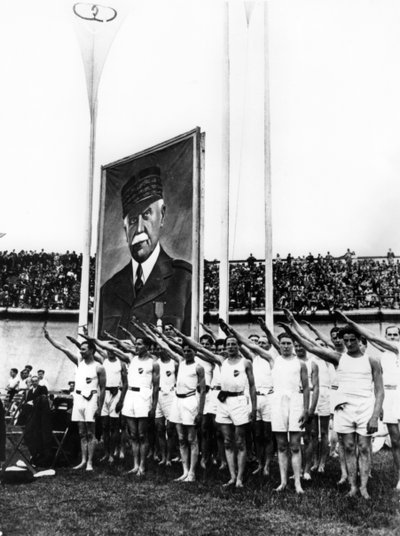 Faşist selamı veren sporcular, Parc des Princes, Paris, 1941 by Unbekannt