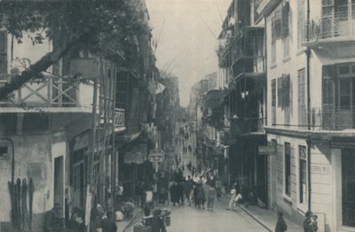 Doğudan Batıya Koşan Kalabalık Bir Ticaret Otoyolunun Balkonlu Binaları, c1935 by Unbekannt