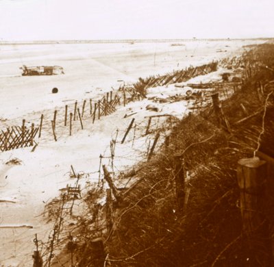 Sahilde dikenli tel bariyerler, Nieuwpoort-Bad, Flanders, Belçika, c1914-c1918 by Unbekannt