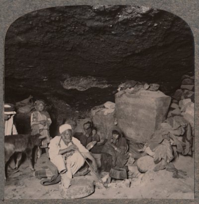 Bedevi mağara sakinleri mağaralarında, c1900 by Unbekannt