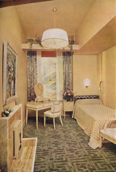 Esmé Gordon tarafından tasarlanan yatak odası, A.R.I.B.A., A.R.I.A.S., Yunan anahtar tasarımı W Wilton Carpet by J by Unbekannt
