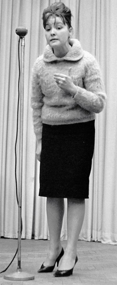 Bella Akhmadulina, Rus şair, 1960