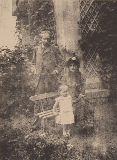 Berthe Morisot, kocası Eugène Manet ve kızları Julie, yaklaşık 1881 by Unbekannt