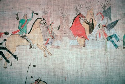 Bir kampa saldırıyı gösteren Blackfoot Kızılderili çadır astarı by Unbekannt
