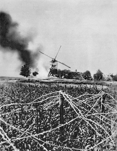 Yangın mermileri ile bir yel değirmeninin bombardımanı, Artois, Fransa, I. Dünya Savaşı, 1915 by Unbekannt