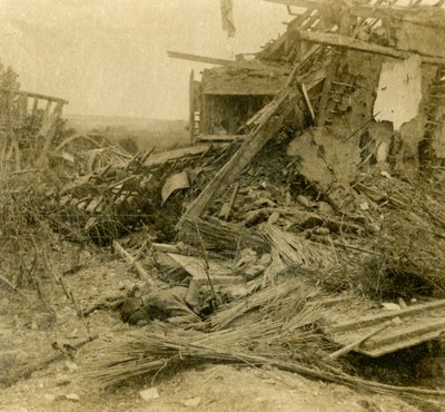 Bombalanmış bina, ölü askerin cesedi ön planda, 1916 by Unbekannt