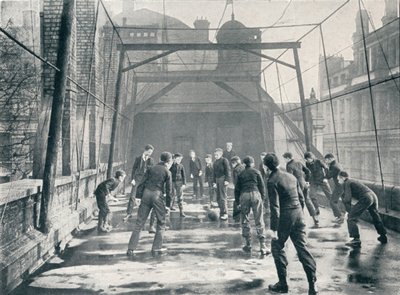 St Pauls Cathedral Choir School'un çatısında futbol oynayan çocuklar, Londra, c1901 1901 by Unbekannt