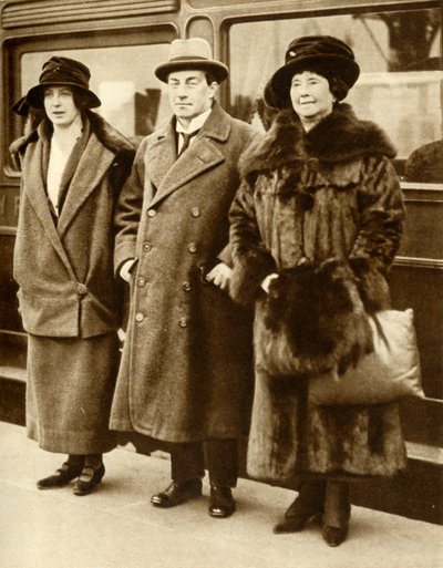 İngiltere Başbakanı Stanley Baldwin, eşi ve kızıyla birlikte Londra, 27 Ocak 1923, 1935. by Unbekannt