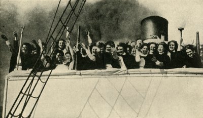 İngiliz Kızıl Haç hemşireleri cepheye giderken, Birinci Dünya Savaşı, 1914, c1920. by Unbekannt
