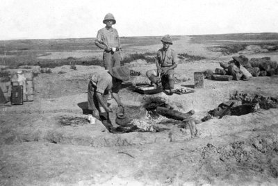 İngiliz ordusu C bölüğü yemek pişirme, Mezopotamya, Birinci Dünya Savaşı, 1918 by Unbekannt