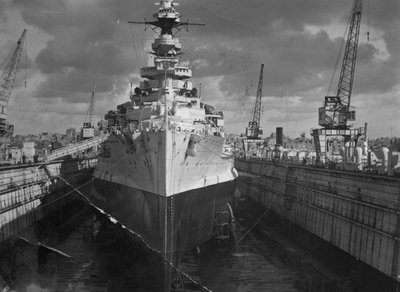 İngiliz savaş gemisi HMS Malaya yüzer iskelede, Malta, c1937 by Unbekannt