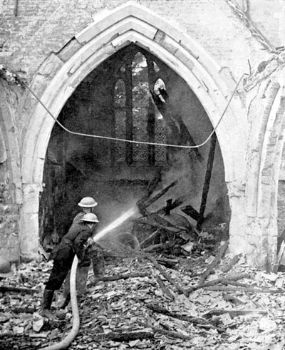 İngiliz itfaiyeciler bombalanmış bir kiliseyi söndürüyor, İkinci Dünya Savaşı, Haziran 1940 by Unbekannt