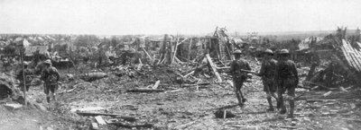 İngiliz askerleri Albert harabelerini keşfederken, Somme, Fransa, 22 Ağustos 1918 by Unbekannt