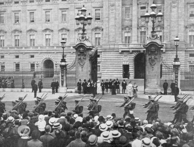 İngiliz askerleri Buckingham Sarayı