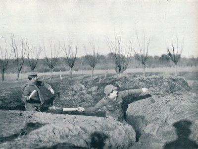 İngiliz askerleri el bombası atma alıştırması yapıyor, c1914 by Unbekannt