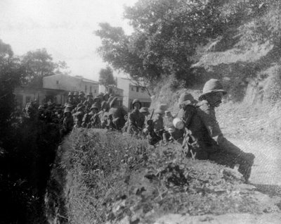 Kalsi ve Chakrata arasında bir rota yürüyüşünde dinlenen İngiliz askerleri, Hindistan, 1917 by Unbekannt